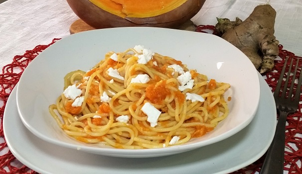 espaguetis con salsa de calabaza y jengibre