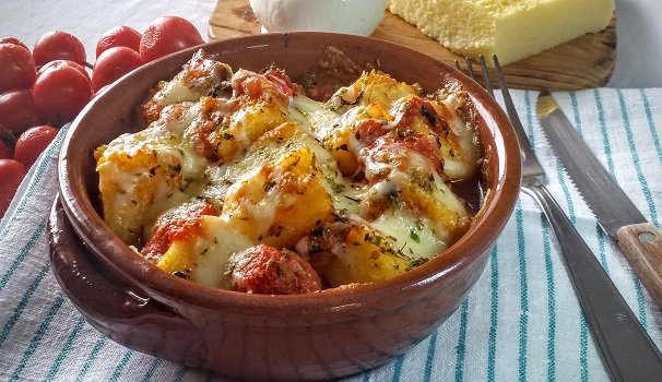 ñoquis de polenta con tomate y mozzarella