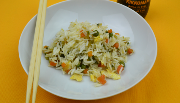 Proceso de finalización de la foto del arroz vegetariano cantonés