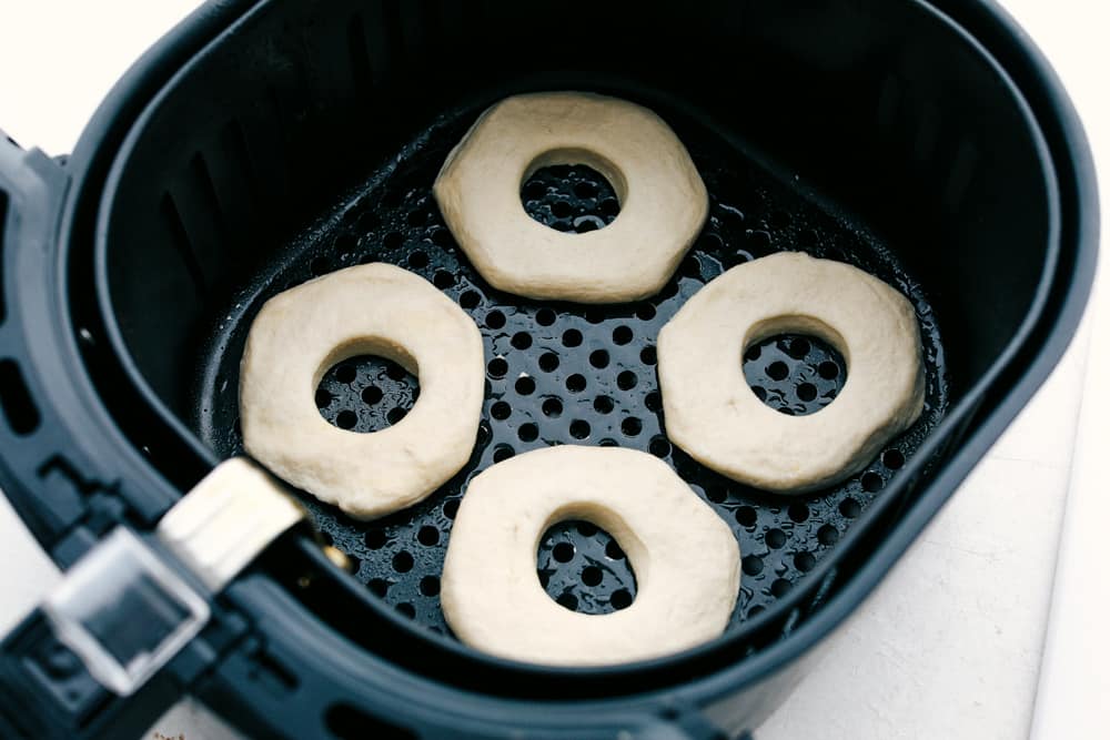 Rosquillas de galletas en una cesta de freidora listas para hornear. 