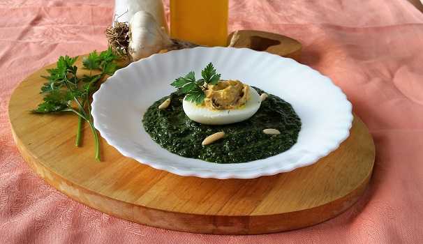 huevos rellenos sobre sopa de espinacas con sabor a jengibre
