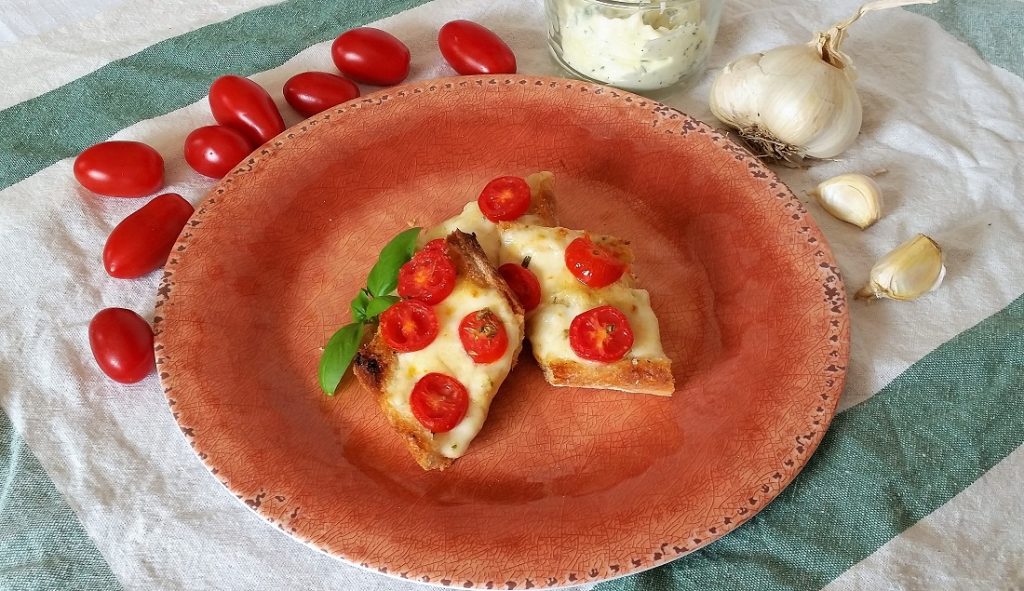 Pan de ajo con tomates cherry y mozzarella
