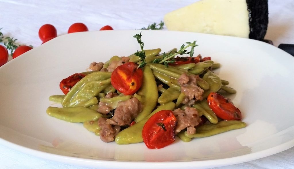 Hojas de olivo con chorizo ​​y tomates cherry confitados