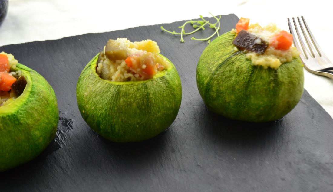 Calabacín redondo relleno de cuscús con verduras
