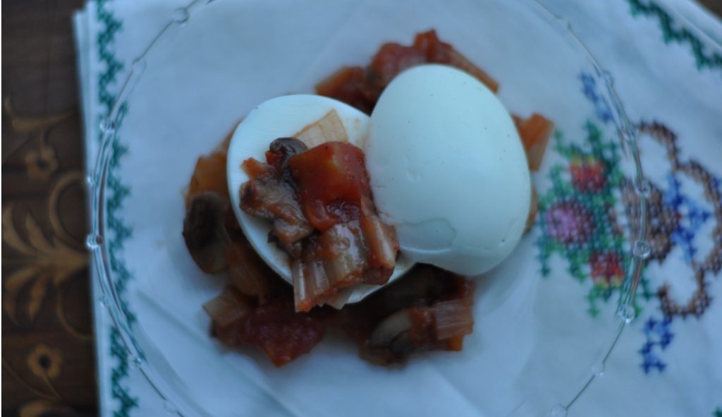 Huevos en salsa de champiñones