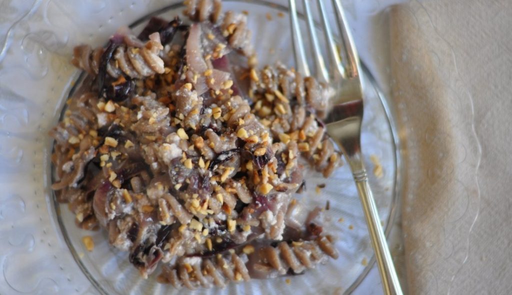 Fusilli integral con ricotta y achicoria