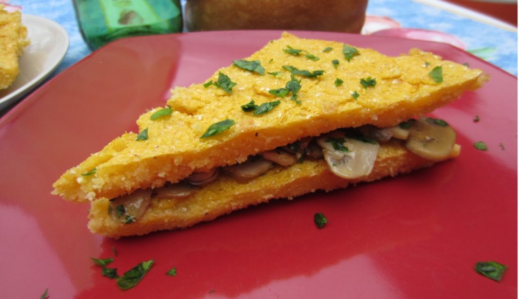Sándwich de polenta con champiñones