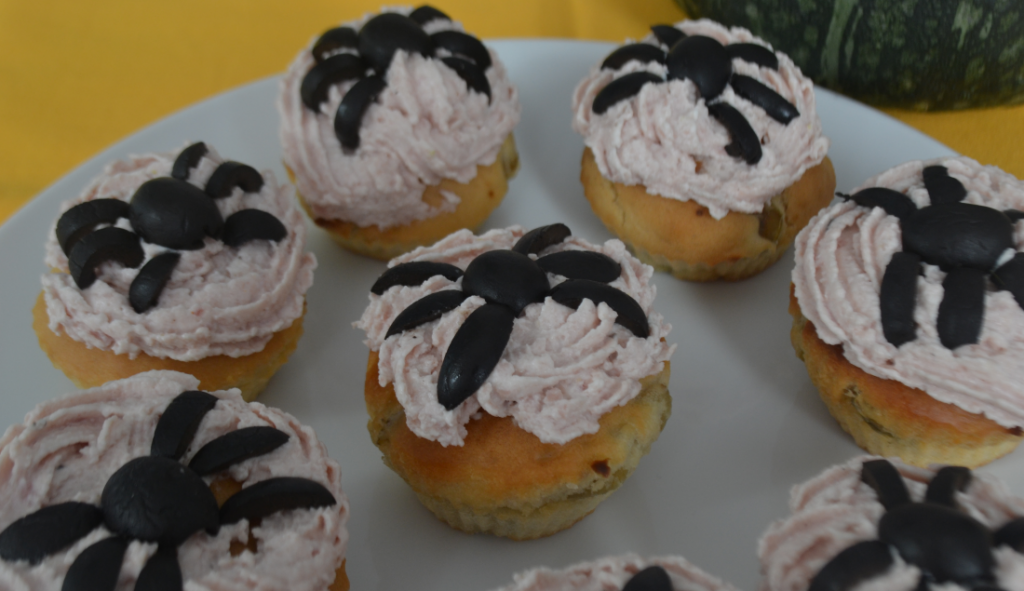 Muffins salados de Halloween con arañas rojas