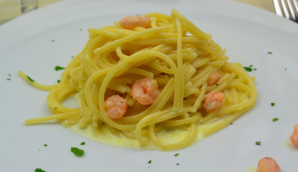 Espaguetis al curry y camarones