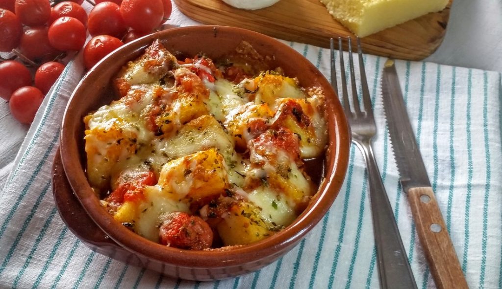 Ñoquis de polenta con tomate y mozzarella