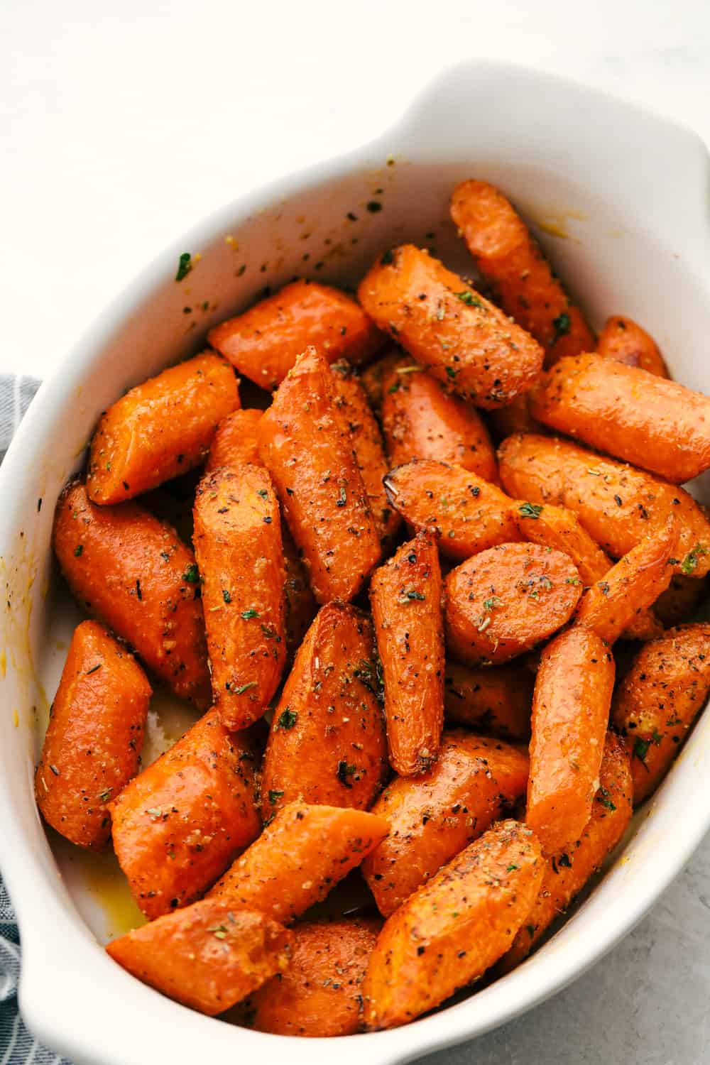 Zanahorias cocidas en un plato blanco.